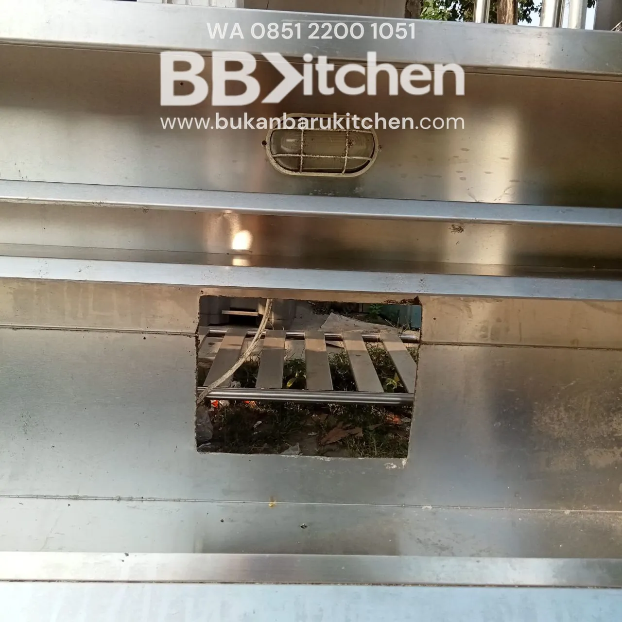 Hood Stainless Kitchen dengan Lampu - Ukuran P 235 x L 80 x T Depan 30 / Tinggi Belakang 60 cm
