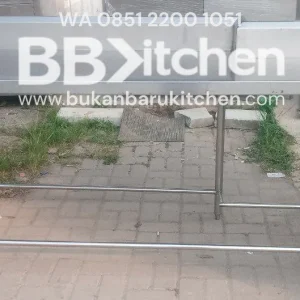 Meja 1 Susun Stainless Steel dengan Backsplash P 198 x L 75/56 x T 84 cm