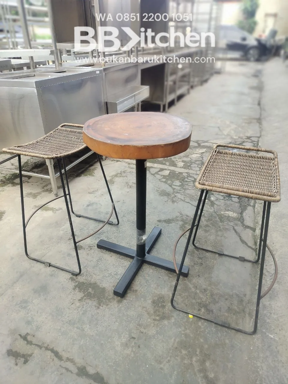 Kursi Bar Rotan dengan Kaki Besi - Diameter Meja 45 cm - Image 3
