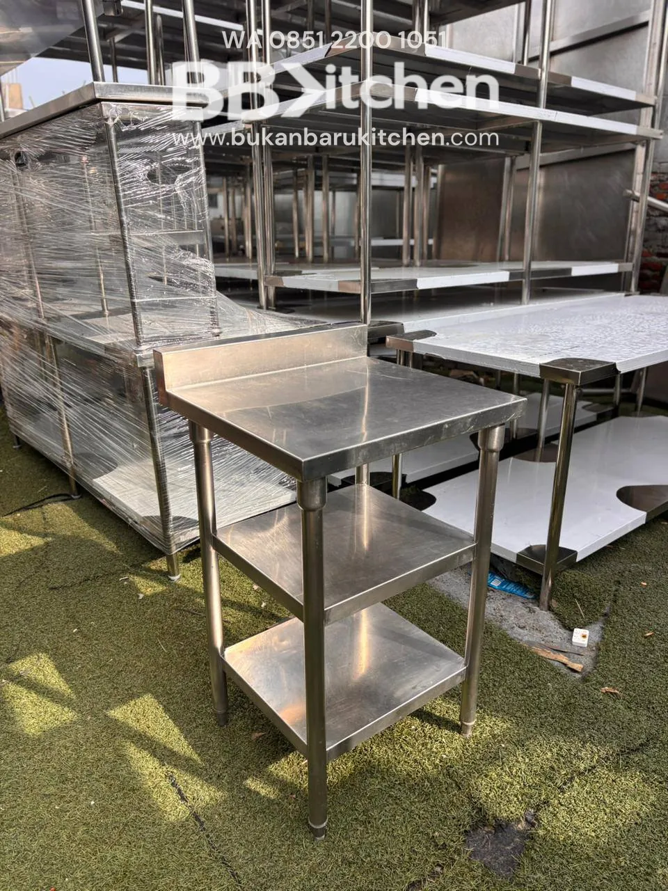 Meja 3 Susun Stainless Steel dengan Backsplash Ukuran 55x55x85
