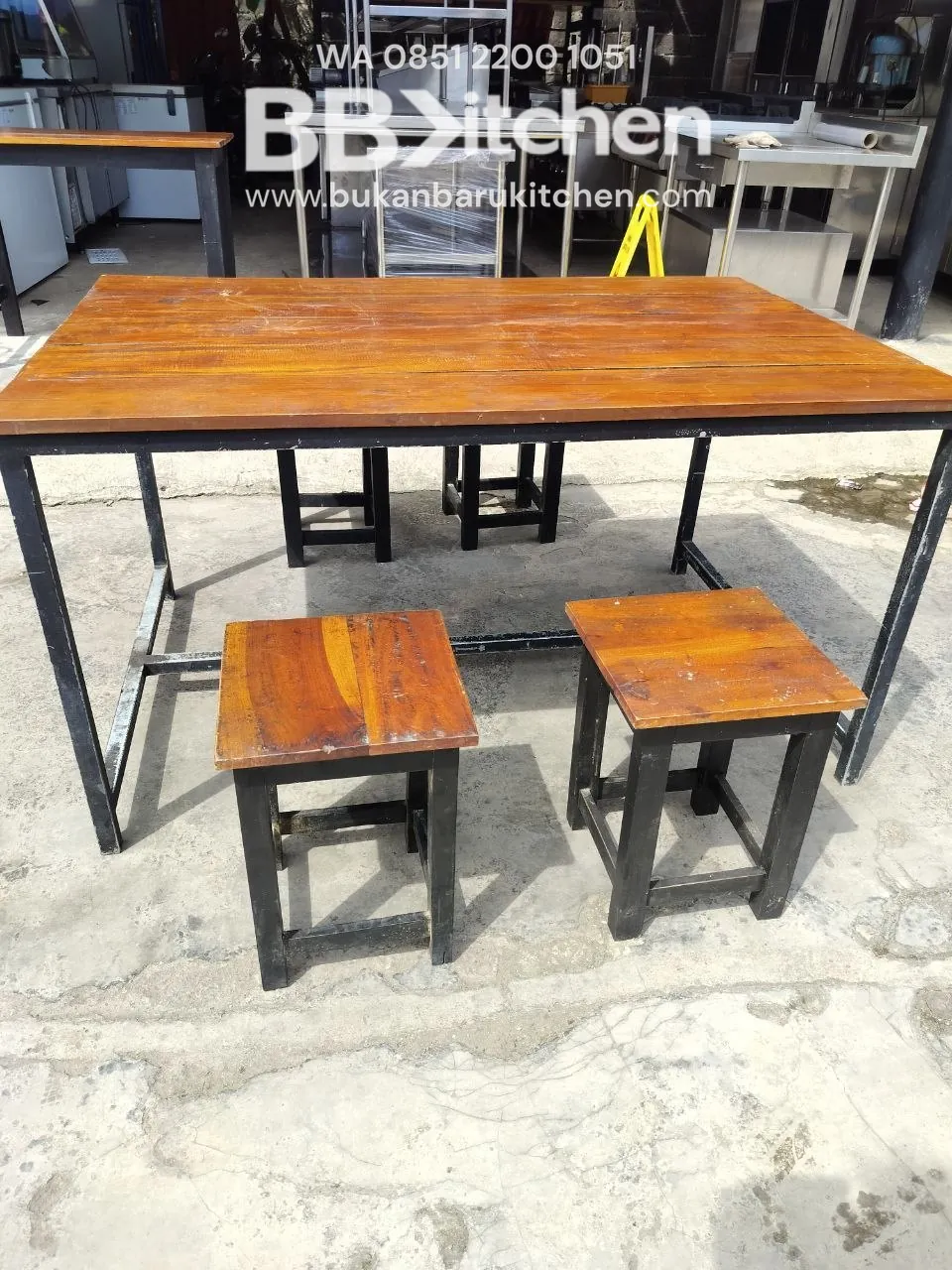 Meja dan Kursi Kafe Besi - P 146cm L 96cm T 78cm