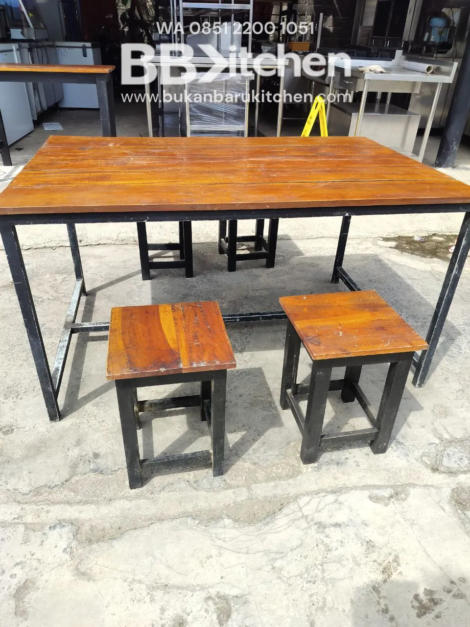 Meja dan Kursi Kafe Kaki Besi Ukuran P 146 L 96 T 78