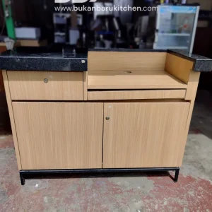Meja Kasir Multiplek P120 L50 T90 dengan Kaki Besi dan Granit