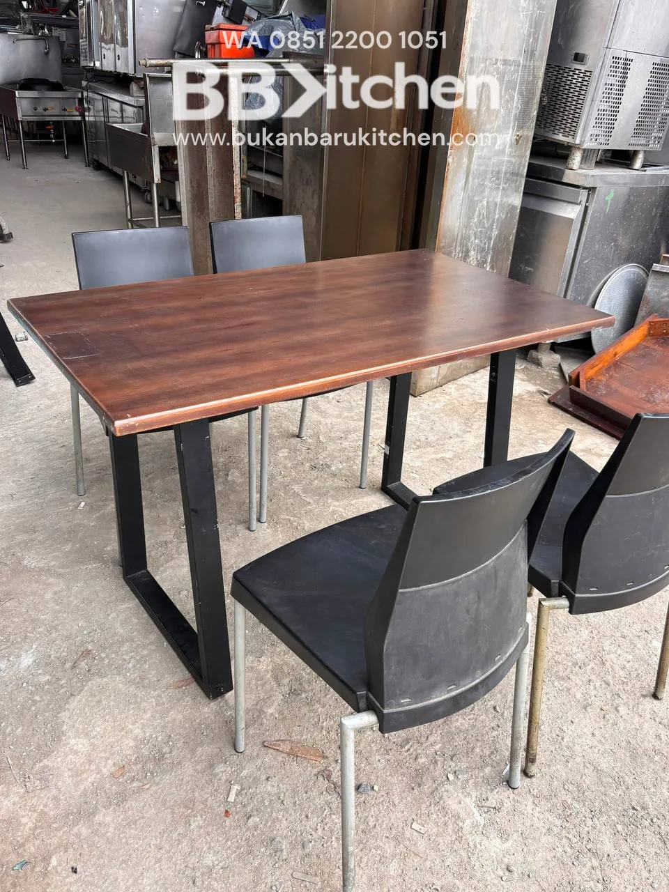 Meja Makan Kayu 120x70x80 dengan Kursi Fiber - 2 Set