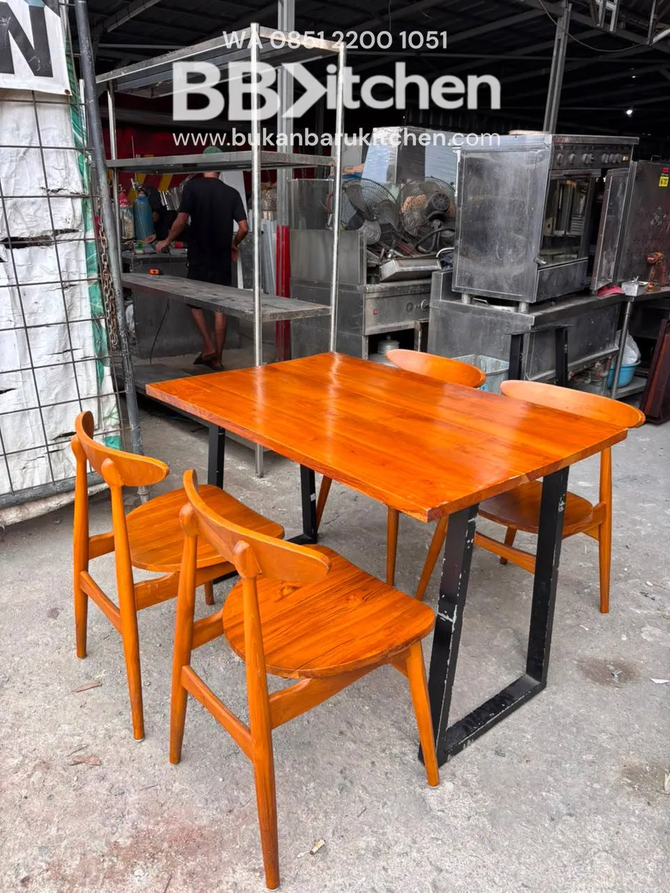 Meja Makan Kayu Ukuran 120x80x80 untuk Resto dan Cafe - Image 4