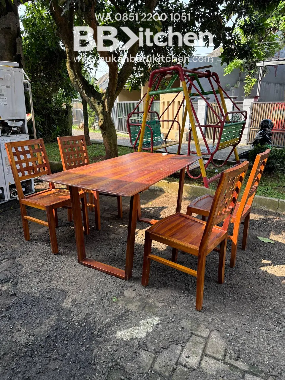 Meja Makan Kayu Ukuran 140x80x76 untuk Resto dan Katering